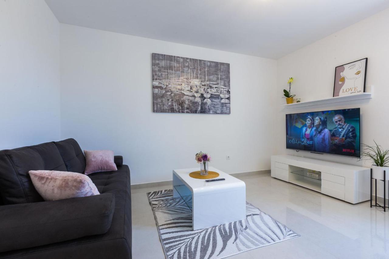 Petra Modern With Free Parking And Bbq